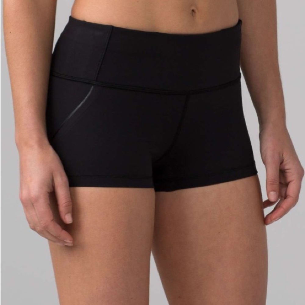 LULULEMON Black Quick Pace Short 2.5" Size 6